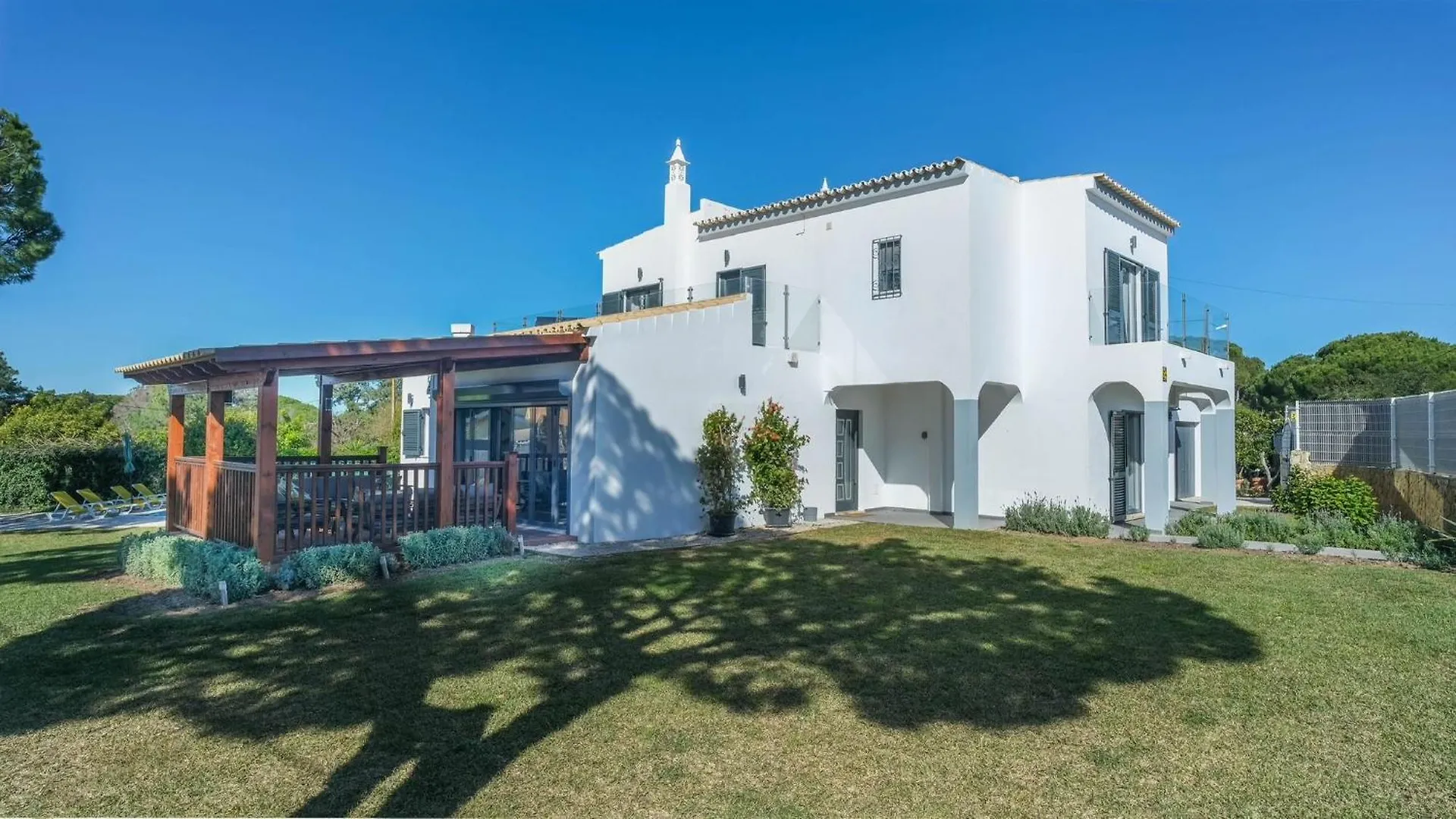 Villa Oasis 4-Bedroom Retreat With Pool In Vilamoura Quarteira