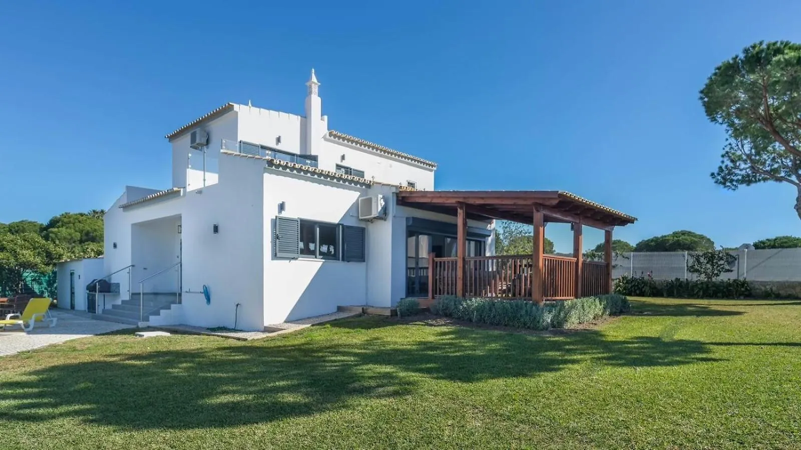 Villa Oasis 4-Bedroom Retreat With Pool In Vilamoura Quarteira