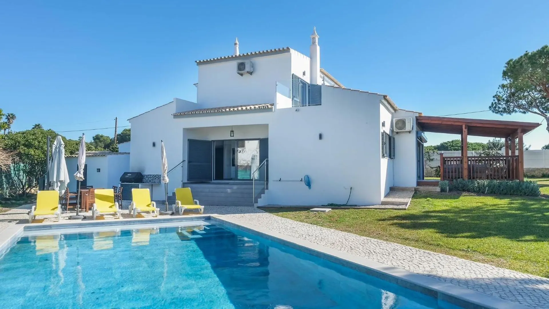 Villa Oasis 4-Bedroom Retreat With Pool In Vilamoura Quarteira