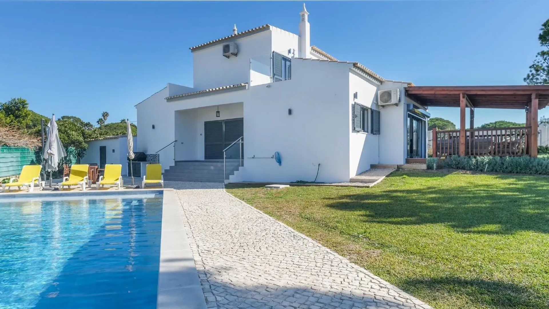 Villa Oasis 4-Bedroom Retreat With Pool In Vilamoura Quarteira