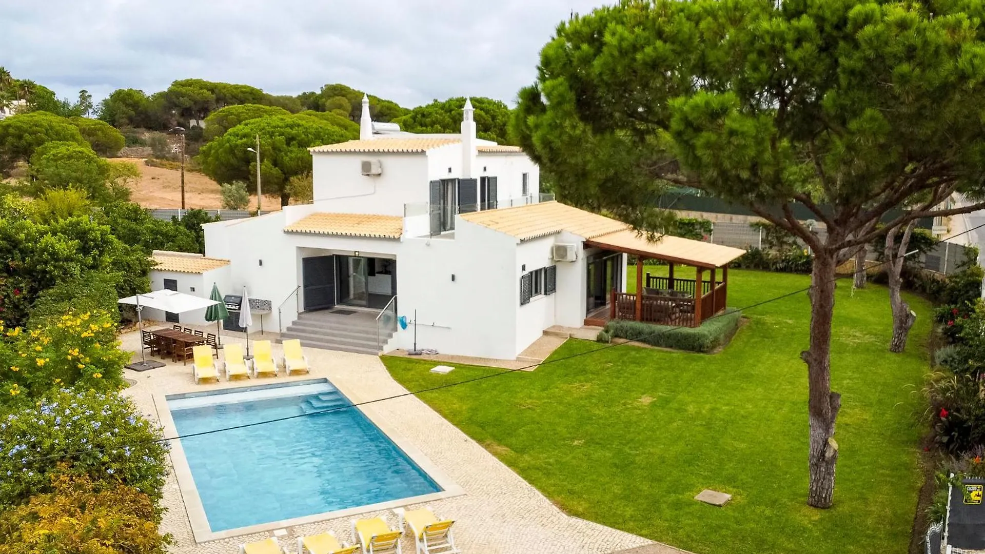 Villa Oasis 4-Bedroom Retreat With Pool In Vilamoura Quarteira