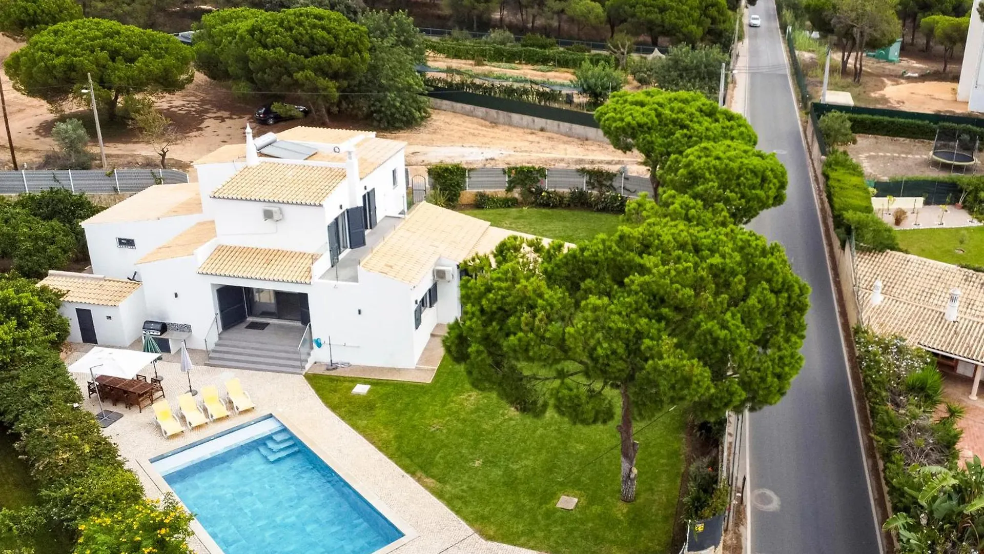 Villa Oasis 4-Bedroom Retreat With Pool In Vilamoura Quarteira