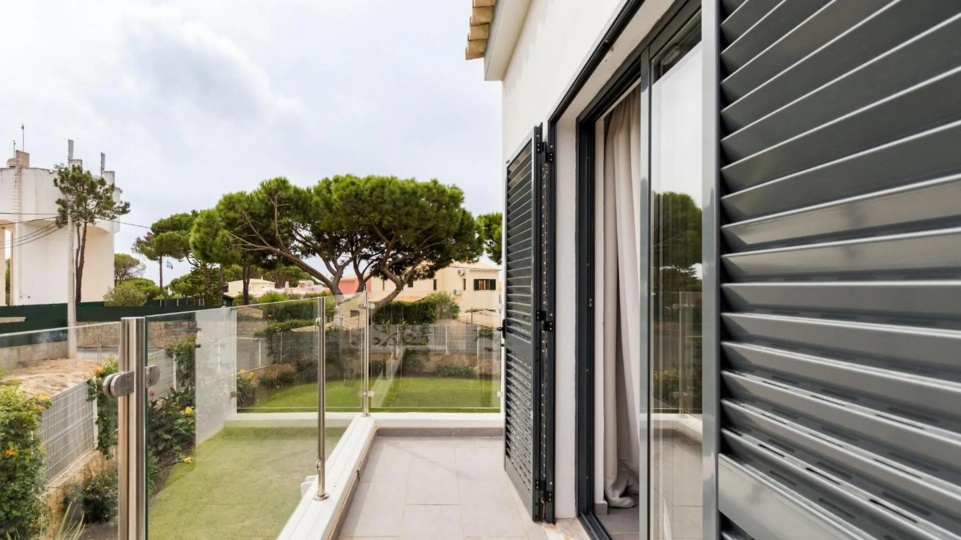 Villa Oasis 4-Bedroom Retreat With Pool In Vilamoura Quarteira