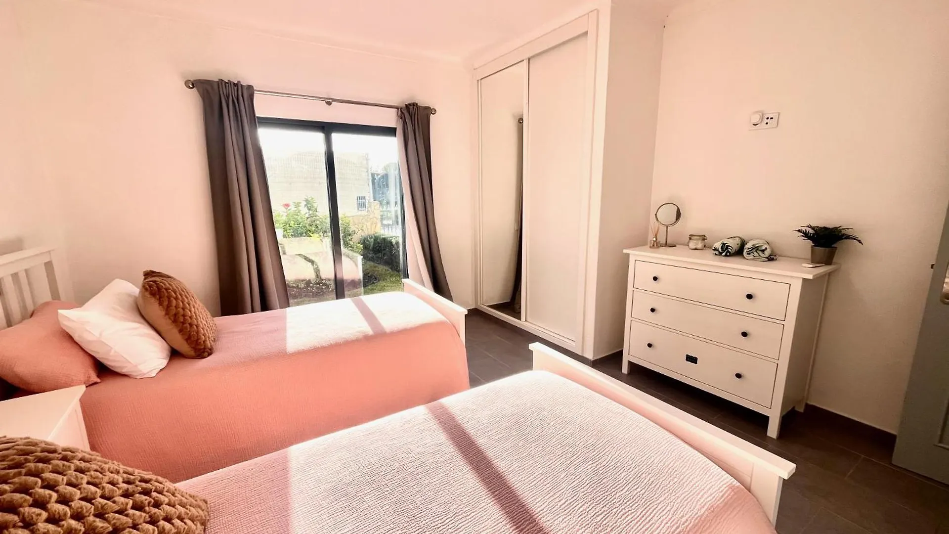 Villa Oasis 4-Bedroom Retreat With Pool In Vilamoura Quarteira